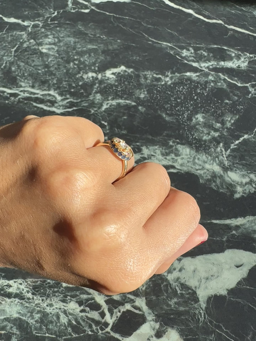 Disque pavée portée bague or jaune diamants saphirs sur mesure