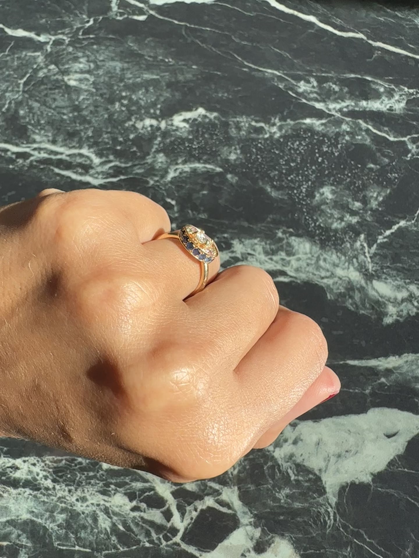 Disque pavée portée bague or jaune diamants saphirs sur mesure